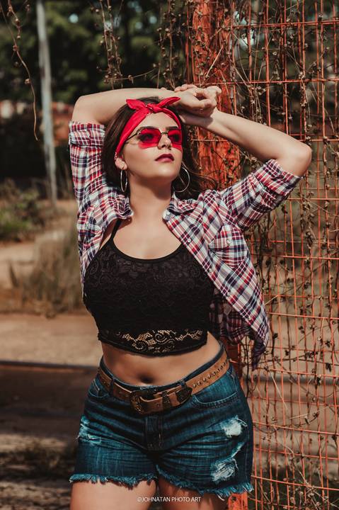 Ensaio de 18 anos da Ana Carolina aqui na cidade de Araguari. Equipe Johnatan Photo Art.'