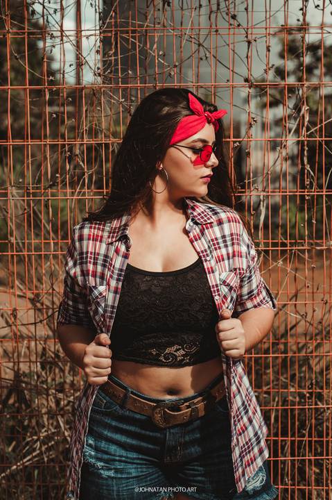 Ensaio de 18 anos da Ana Carolina aqui na cidade de Araguari. Equipe Johnatan Photo Art.'