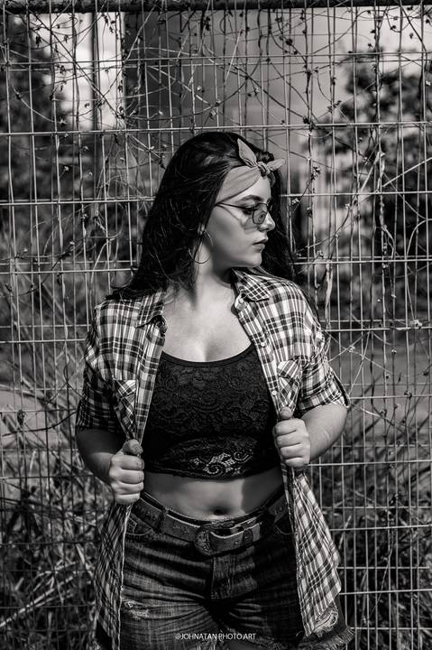 Ensaio de 18 anos da Ana Carolina aqui na cidade de Araguari. Equipe Johnatan Photo Art.'