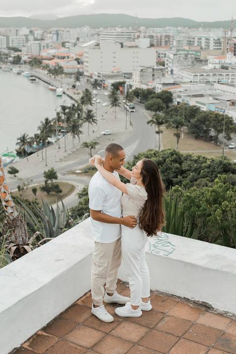 foto casal, Ensaio fotográfico em Cabo frio, Cabo Frio, Pré-wedding, casal, casamento 2025, Morro da Guia.'