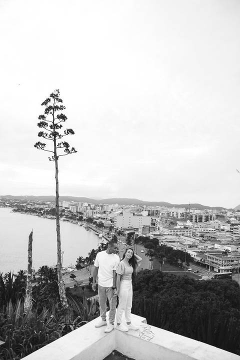 foto casal, Ensaio fotográfico em Cabo frio, Cabo Frio, Pré-wedding, casal, casamento 2025, Morro da Guia.'