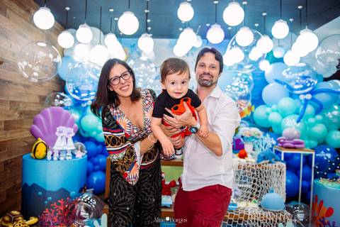 família comemorando aniversário infantil de 1 ano tema fundo do mar em botafogo rio de janeiro'
