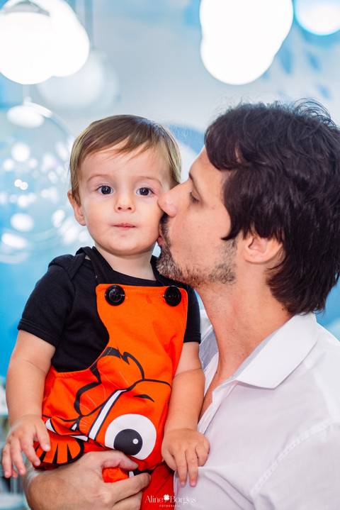 pai beijando criança em momento de carinho durante festa infantil tema fundo do mar'