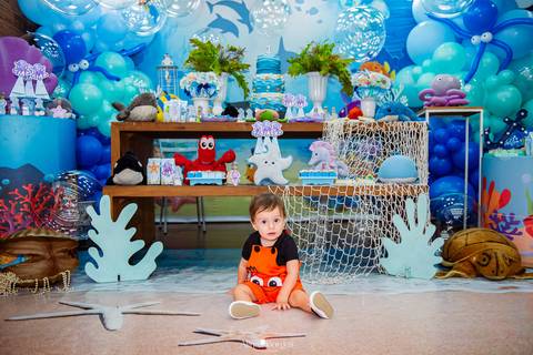 pais e criança em retrato de família durante festa infantil tema fundo do mar no rio de janeiro'