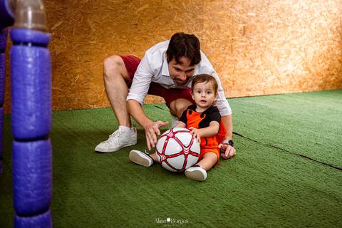 criança brincando com bola durante festa infantil na casa de festas tik tak 2'