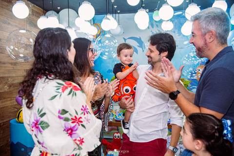 familiares cantando parabéns durante festa infantil em botafogo rio de janeiro'