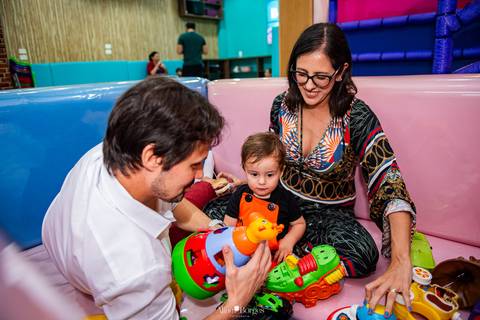 pais brincando durante festa infantil em botafogo rio de janeiro'