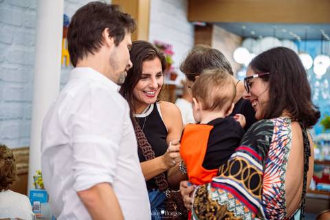 familiares conversando durante festa infantil em botafogo rio de janeiro'