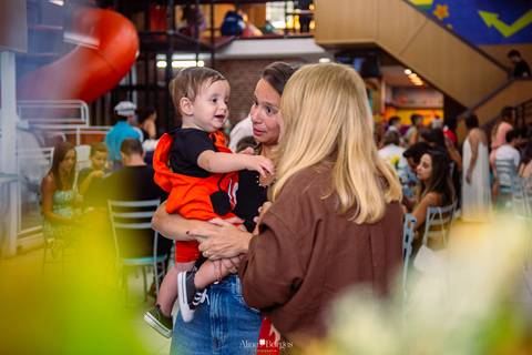 avô interagindo com criança durante aniversário infantil em festa tema fundo do mar'