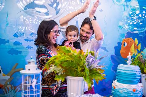 familiares cantando parabéns durante festa infantil em botafogo rio de janeiro'