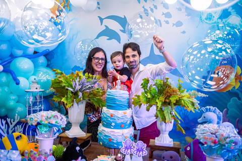 familiares cantando parabéns durante festa infantil em botafogo rio de janeiro'