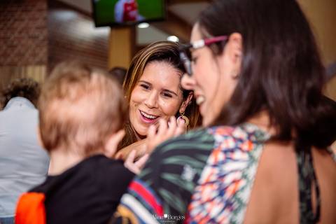 familiares conversando durante festa infantil em botafogo rio de janeiro'