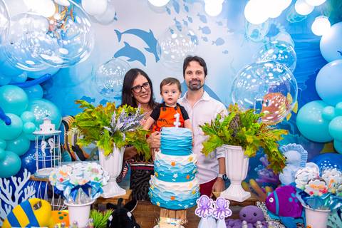 família reunida ao redor do bolo em festa infantil tema fundo do mar no rio de janeiro'