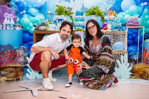 momento espontâneo de carinho entre pais e criança durante festa infantil no rio de janeiro'