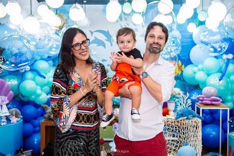 momento espontâneo de carinho entre pais e criança durante festa infantil no rio de janeiro'