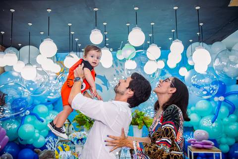 pais brincando com criança em festa infantil tema fundo do mar no rio de janeiro'