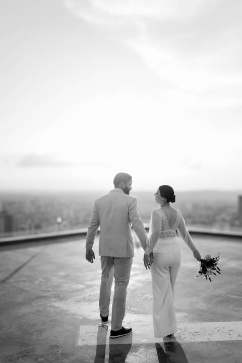 Capturamos a essência do amor de Mariana e Luis em um ensaio charmoso no Gra Bistro, perfeito para fotos repletas de estilo e romantismo.'