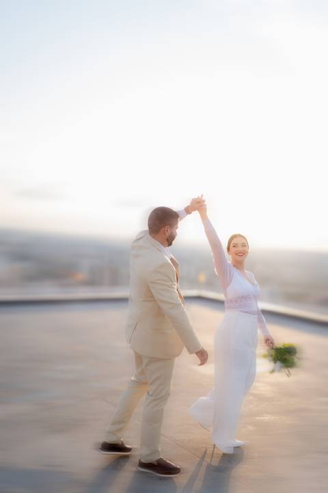 O casal celebrou sua união com fotos deslumbrantes ao pôr do sol, capturando a beleza e o carinho em cada olhar.'