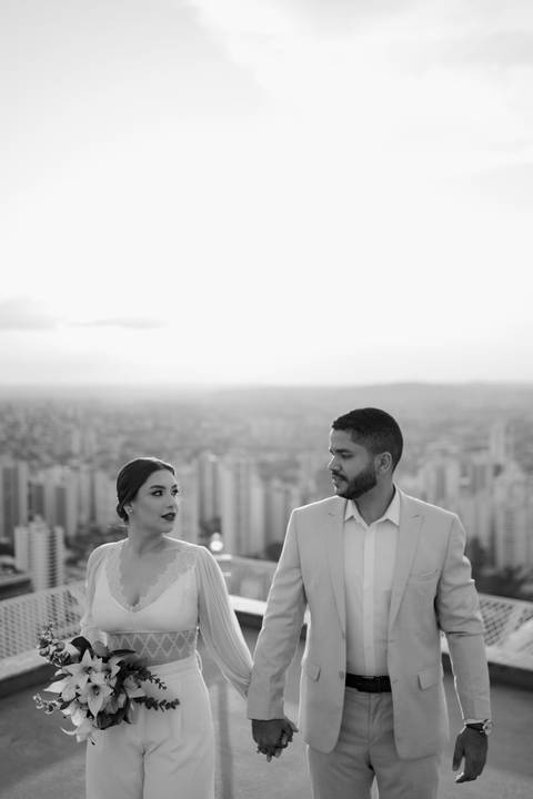 O casal celebrou sua união com fotos deslumbrantes ao pôr do sol, capturando a beleza e o carinho em cada olhar.'