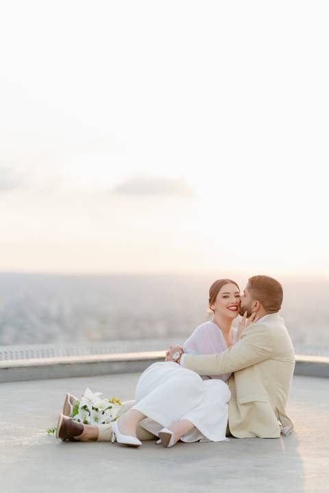 O casal celebrou sua união com fotos deslumbrantes ao pôr do sol, capturando a beleza e o carinho em cada olhar.'