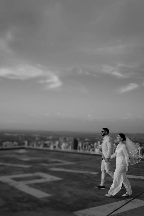 O casal celebrou sua união com fotos deslumbrantes ao pôr do sol, capturando a beleza e o carinho em cada olhar.'