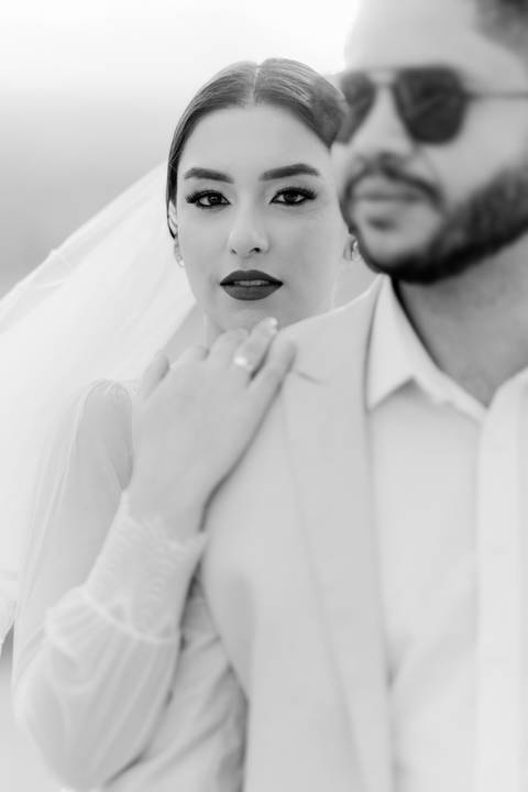 O casal celebrou sua união com fotos deslumbrantes ao pôr do sol, capturando a beleza e o carinho em cada olhar.'
