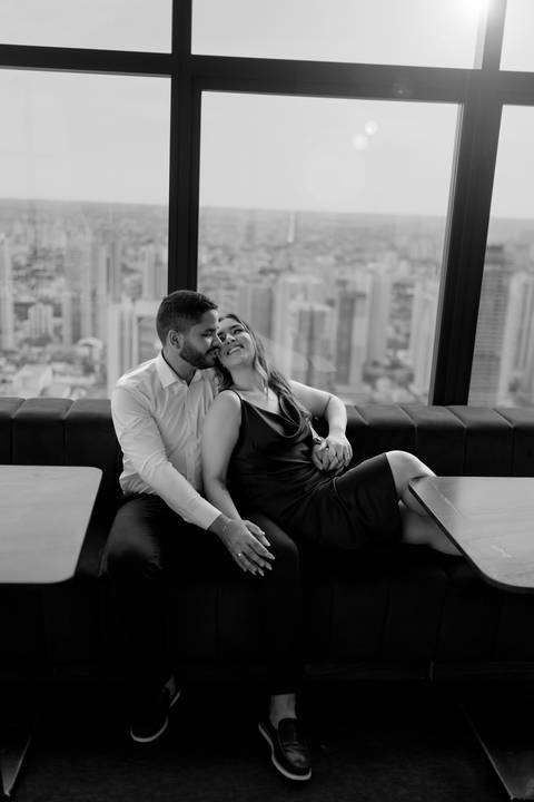 Capturamos a essência do amor de Mariana e Luis em um ensaio charmoso no Gra Bistro, perfeito para fotos repletas de estilo e romantismo.'