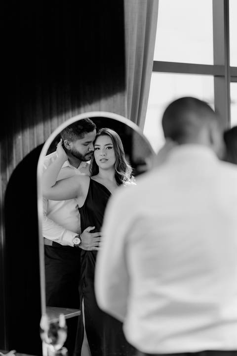 Capturamos a essência do amor de Mariana e Luis em um ensaio charmoso no Gra Bistro, perfeito para fotos repletas de estilo e romantismo.'