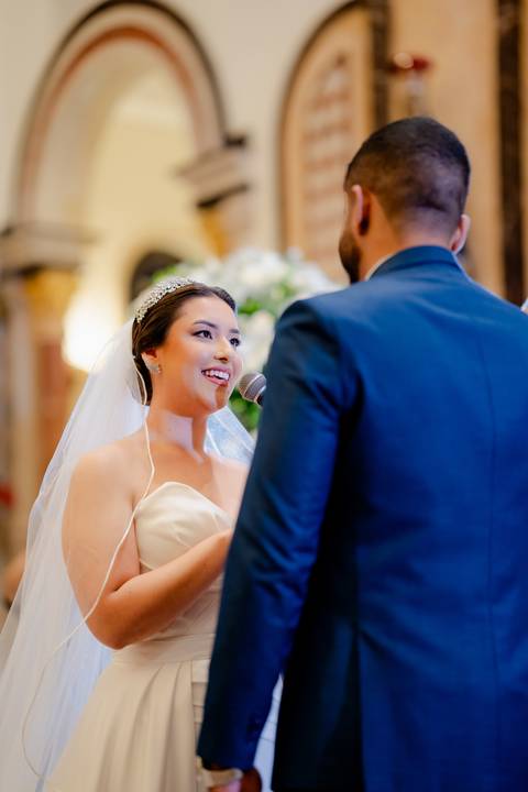 A cerimônia de casamento de Mariana e Luis foi cheia de emoção, com fotos que refletem cada detalhe deste dia especial.'