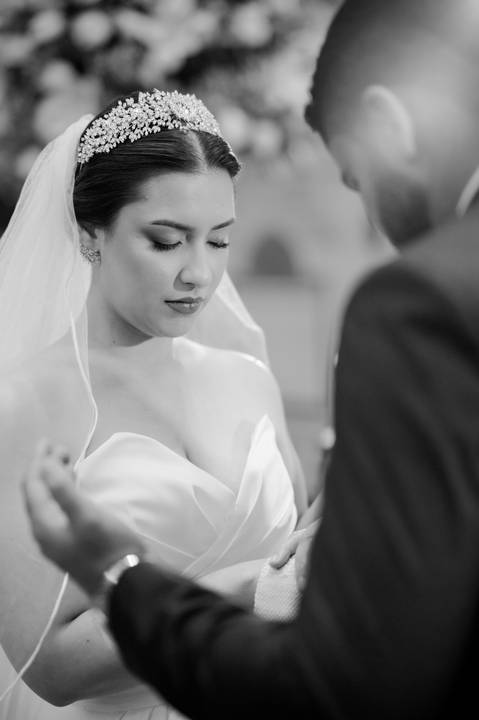 A cerimônia de casamento de Mariana e Luis foi cheia de emoção, com fotos que refletem cada detalhe deste dia especial.'
