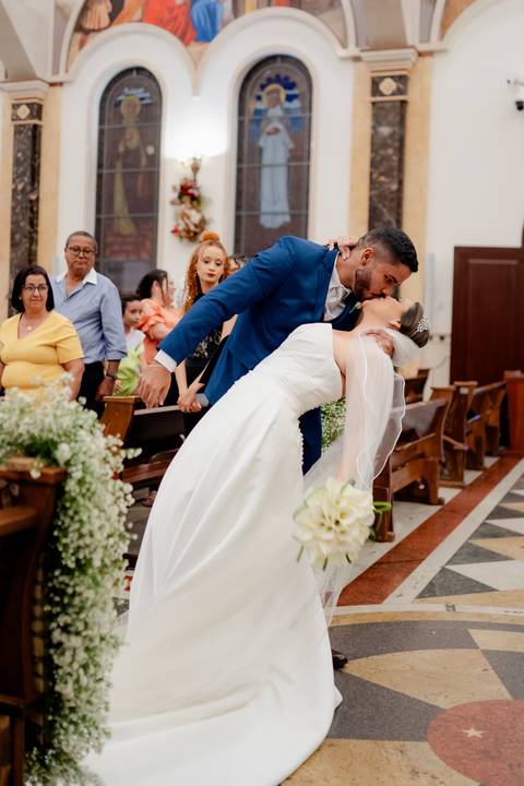 Registramos os momentos mais importantes do casamento de Mariana e Luis, eternizando o dia com um pacote completo de fotos e vídeos.'