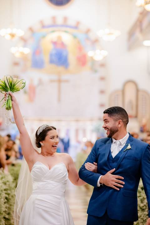 Registramos os momentos mais importantes do casamento de Mariana e Luis, eternizando o dia com um pacote completo de fotos e vídeos.'