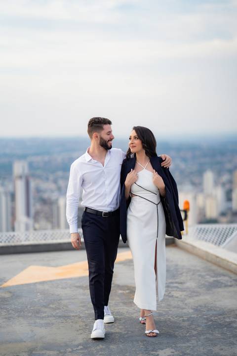 Fotografia de casamento, filmagem de casamentos, ensaio pré-casamento, vídeo de casamento, cerimônia ao ar livre, registros emocionantes, casal apaixonado, vídeo cinematográfico, álbum de fotos, making of dos noivos, momentos especiais, cobertura de event'