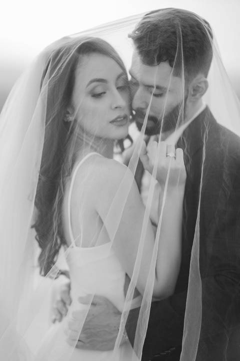 Fotografia de casamento, filmagem de casamentos, ensaio pré-casamento, vídeo de casamento, cerimônia ao ar livre, registros emocionantes, casal apaixonado, vídeo cinematográfico, álbum de fotos, making of dos noivos, momentos especiais, cobertura de event'