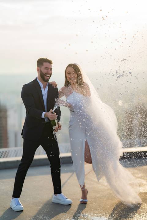 Fotografia de casamento, filmagem de casamentos, ensaio pré-casamento, vídeo de casamento, cerimônia ao ar livre, registros emocionantes, casal apaixonado, vídeo cinematográfico, álbum de fotos, making of dos noivos, momentos especiais, cobertura de event'