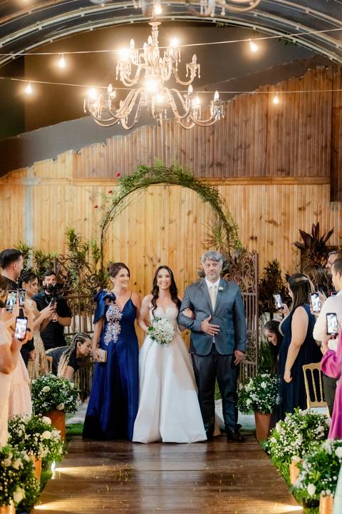 Fotografia de casamento, filmagem de casamentos, ensaio pré-casamento, vídeo de casamento, cerimônia ao ar livre, registros emocionantes, casal apaixonado, vídeo cinematográfico, álbum de fotos, making of dos noivos, momentos especiais, cobertura de event'