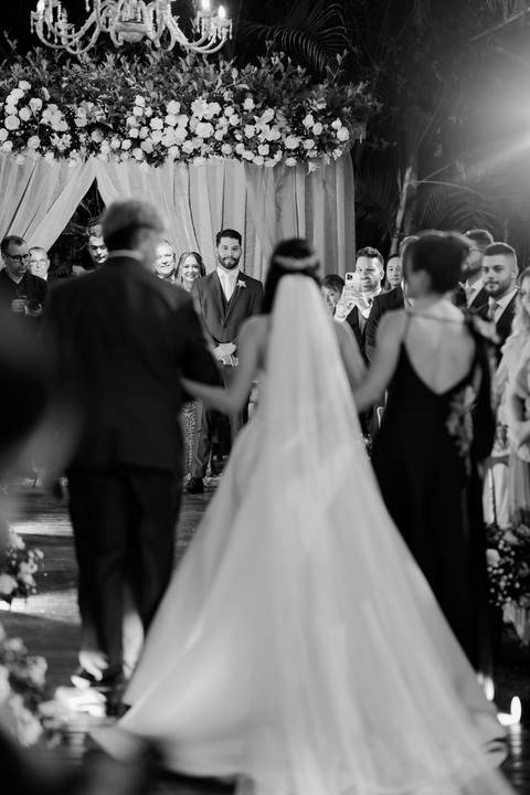 Fotografia de casamento, filmagem de casamentos, ensaio pré-casamento, vídeo de casamento, cerimônia ao ar livre, registros emocionantes, casal apaixonado, vídeo cinematográfico, álbum de fotos, making of dos noivos, momentos especiais, cobertura de event'