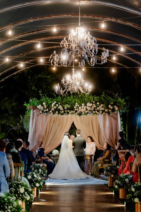 Fotografia de casamento, filmagem de casamentos, ensaio pré-casamento, vídeo de casamento, cerimônia ao ar livre, registros emocionantes, casal apaixonado, vídeo cinematográfico, álbum de fotos, making of dos noivos, momentos especiais, cobertura de event'