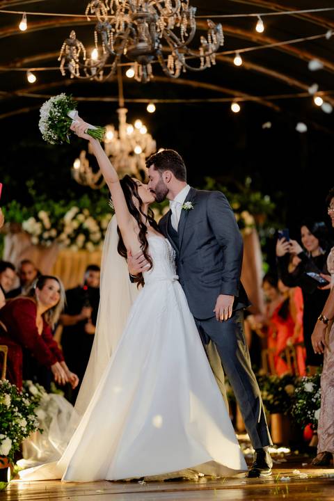 Fotografia de casamento, filmagem de casamentos, ensaio pré-casamento, vídeo de casamento, cerimônia ao ar livre, registros emocionantes, casal apaixonado, vídeo cinematográfico, álbum de fotos, making of dos noivos, momentos especiais, cobertura de event'