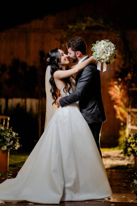 Fotografia de casamento, filmagem de casamentos, ensaio pré-casamento, vídeo de casamento, cerimônia ao ar livre, registros emocionantes, casal apaixonado, vídeo cinematográfico, álbum de fotos, making of dos noivos, momentos especiais, cobertura de event'