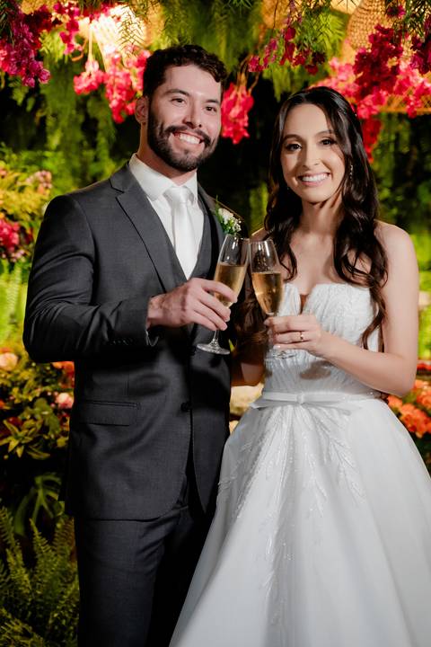 Fotografia de casamento, filmagem de casamentos, ensaio pré-casamento, vídeo de casamento, cerimônia ao ar livre, registros emocionantes, casal apaixonado, vídeo cinematográfico, álbum de fotos, making of dos noivos, momentos especiais, cobertura de event'