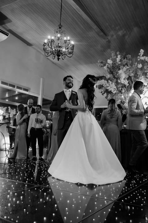 Fotografia de casamento, filmagem de casamentos, ensaio pré-casamento, vídeo de casamento, cerimônia ao ar livre, registros emocionantes, casal apaixonado, vídeo cinematográfico, álbum de fotos, making of dos noivos, momentos especiais, cobertura de event'