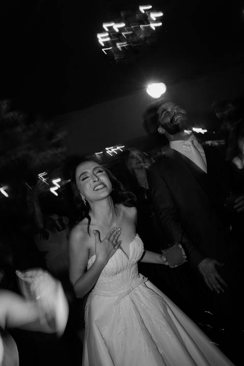 Fotografia de casamento, filmagem de casamentos, ensaio pré-casamento, vídeo de casamento, cerimônia ao ar livre, registros emocionantes, casal apaixonado, vídeo cinematográfico, álbum de fotos, making of dos noivos, momentos especiais, cobertura de event'