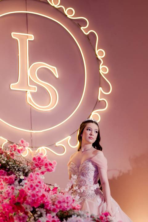 Aniversário de Isabella Sayuri: ensaio realizado em estúdio e no heliponto do Orion. A festa aconteceu no Espaço Noite Especial, com uma decoração incrível que fez cada momento ser único e memorável'