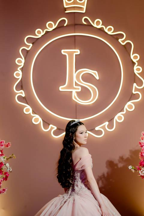 Aniversário de Isabella Sayuri: ensaio realizado em estúdio e no heliponto do Orion. A festa aconteceu no Espaço Noite Especial, com uma decoração incrível que fez cada momento ser único e memorável'