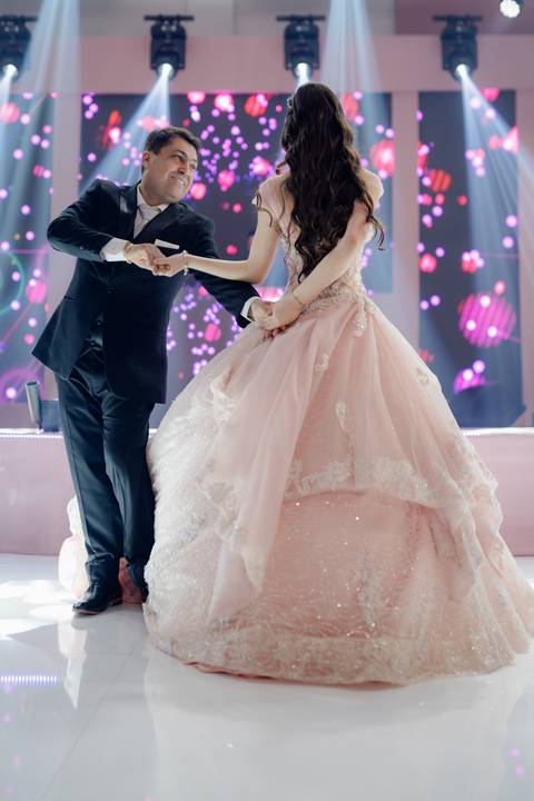 Aniversário de Isabella Sayuri: ensaio realizado em estúdio e no heliponto do Orion. A festa aconteceu no Espaço Noite Especial, com uma decoração incrível que fez cada momento ser único e memorável'