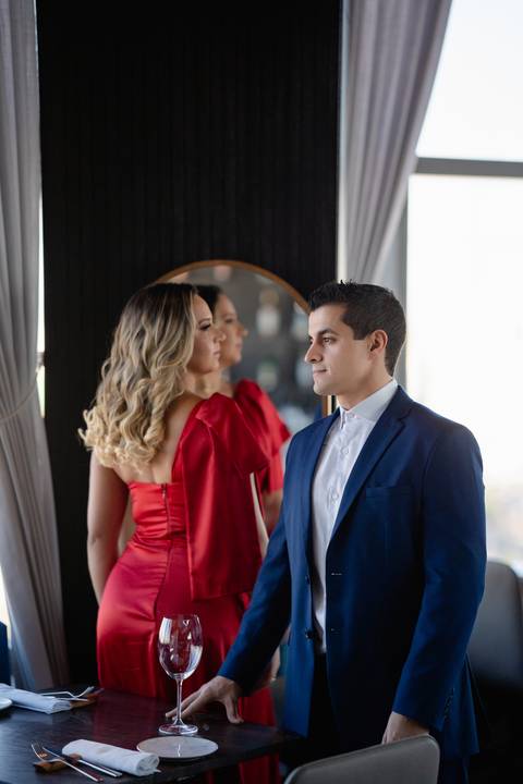 casamento clássico, fotos de casamento ao pôr do sol, ensaio fotográfico em restaurante, arco cromado no altar, fotos noturnas, casamento externo, fotografia de casamento, fotos de noivos.

'