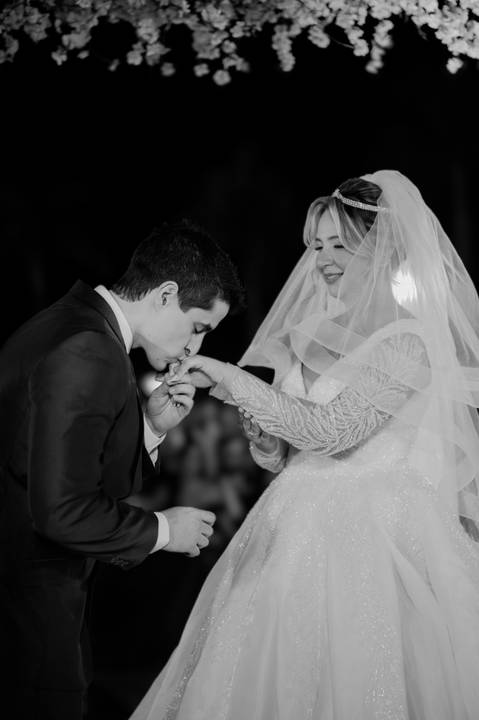 casamento clássico, fotos de casamento ao pôr do sol, ensaio fotográfico em restaurante, arco cromado no altar, fotos noturnas, casamento externo, fotografia de casamento, fotos de noivos.

'