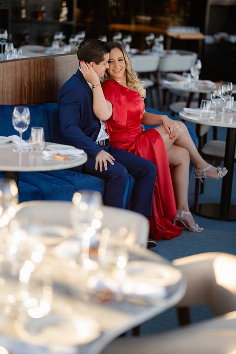 casamento clássico, fotos de casamento ao pôr do sol, ensaio fotográfico em restaurante, arco cromado no altar, fotos noturnas, casamento externo, fotografia de casamento, fotos de noivos.

'