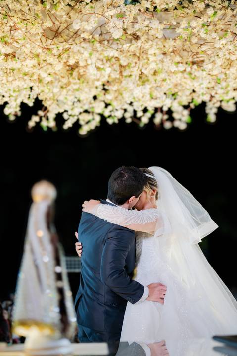 casamento clássico, fotos de casamento ao pôr do sol, ensaio fotográfico em restaurante, arco cromado no altar, fotos noturnas, casamento externo, fotografia de casamento, fotos de noivos.

'